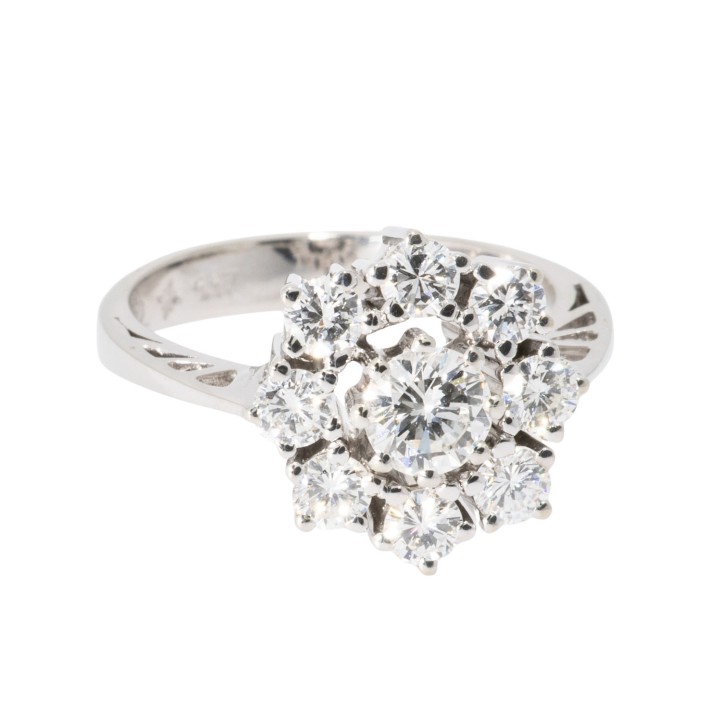 Klassischer Brillantring mit blütenförmigem Ringkopf,  