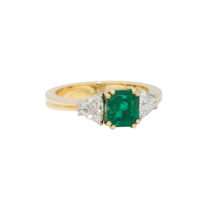 Ring mit Smaragd ca. 1,6 ct flankiert von Trillanten 