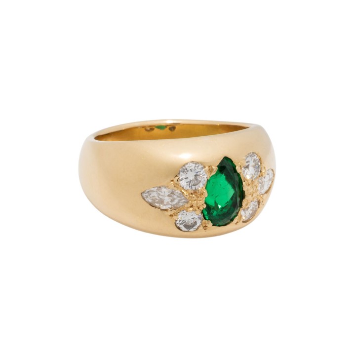 Ring mit leuchtendem Smaragd und Diamanten  