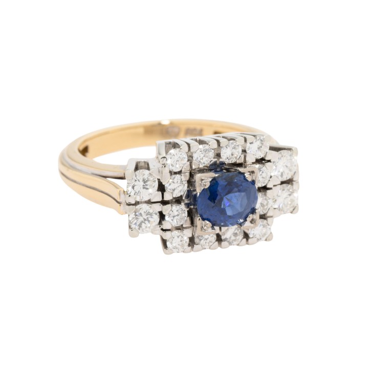 Ring mit ovalem Saphir, 