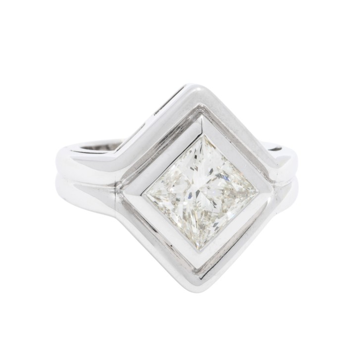 Extravaganter Ring mit 1  Princess-Diamant 2,33 ct.  