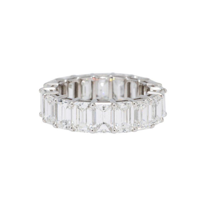 Imposanter Memoire Ring mit 18 Diamanten im Smaragdschliff zus. 9,53 ct. 