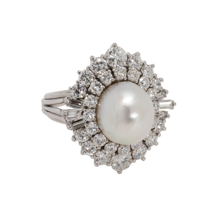 Ring mit schöner Perle opulent umgeben von Diamanten  