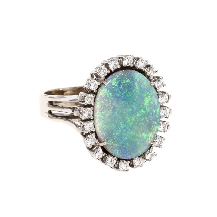 Ring mit Opal entouriert von Brillanten zus. ca. 0,5 ct,   