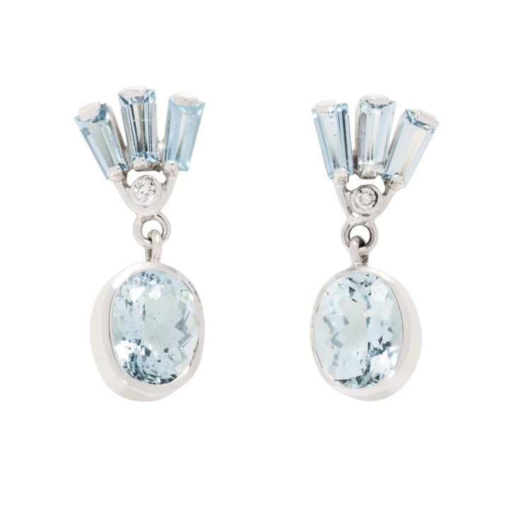 Ohrhänger mt feinen Aquamarinen im Oval- und Baguetteschliff zus. 6,6 ct. 