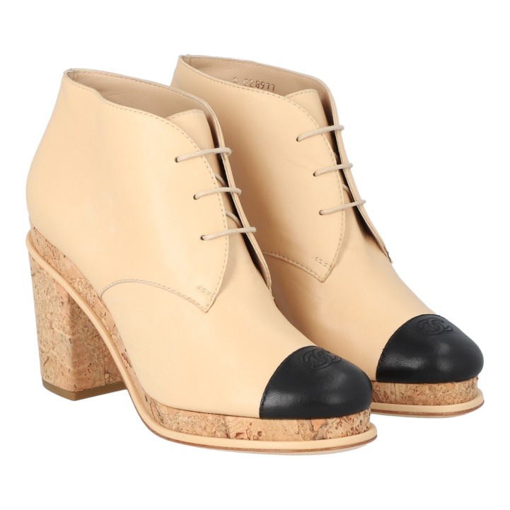 CHANEL Stiefeletten 'CAP-TOE PLATFORM BOOTIES CC', Gr. 39. 