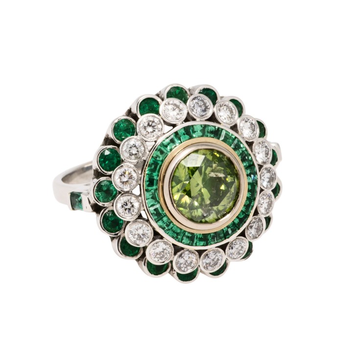 Extravaganter Blumenring mit 1 grünen Brillant (behandelt) 2,09 ct. P1 