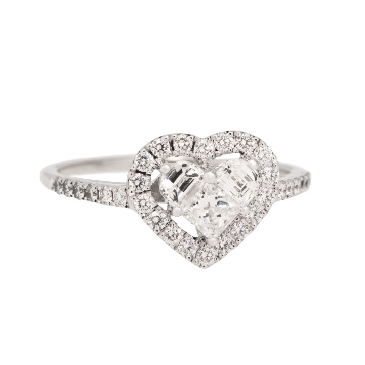 Ring mit Diamanten in Herzform von zus. ca. 0,80 ct,  