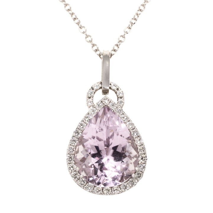 Eleganter Anhänger mit 1 feinen Kunzit-Tropfen von 10,40 ct, und Brillanten 0,72 ct. 