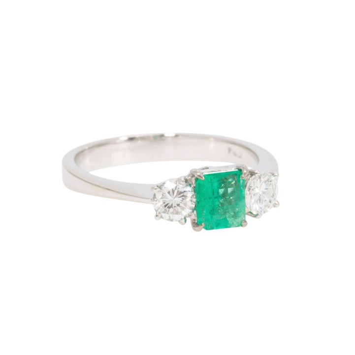 Ring mit Smaragd von ca. 0,48 ct und 2 Brillanten  