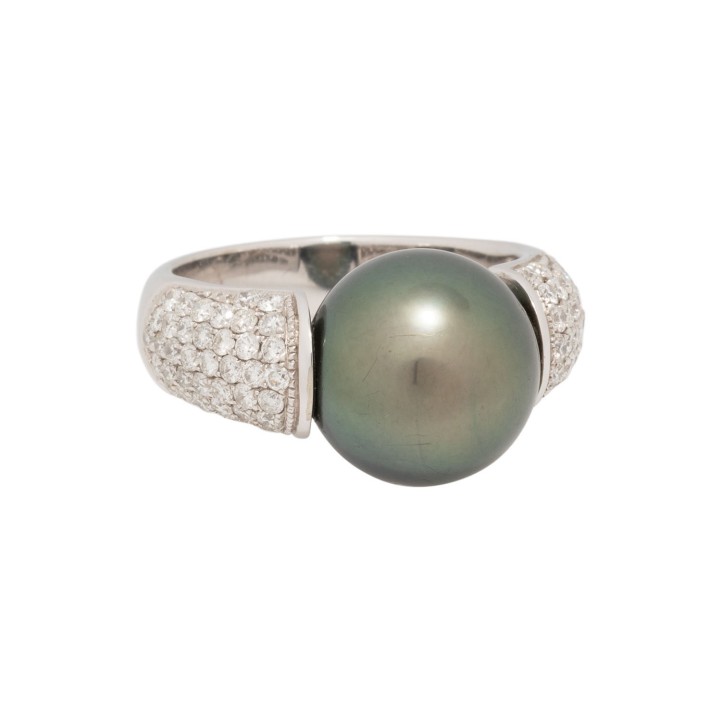 Damenring. Bes. mit 1 Tahiti-Perle 13,6 mm u. Diam.-Brill. zus. 1,40 cts. TW-W/VSI-SI. 