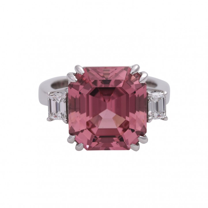 Damenring, bes. mit 1 spektakulären roséfarbenenTurmalin 11,43 cts. u. 2 Diamant-Emerald Cut 0,54 ct. FW/VSI.  
