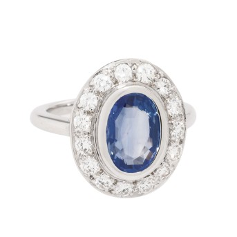 Klassischer Ring mit 1 Saphir, umrandet mit 15 Brillanten zus. ca. 0,45 ct.